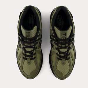 New Balance Men's Green and Black Athletic Shoes